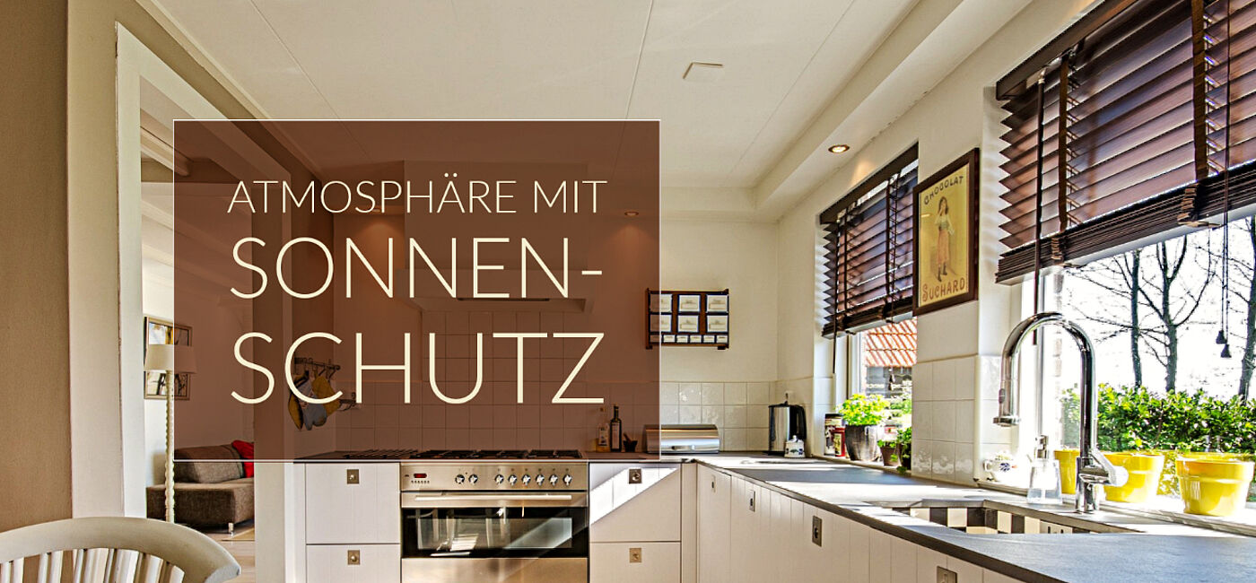 Küchenansicht mit Sonnenschutz-Holzjalousien an den Fenstern