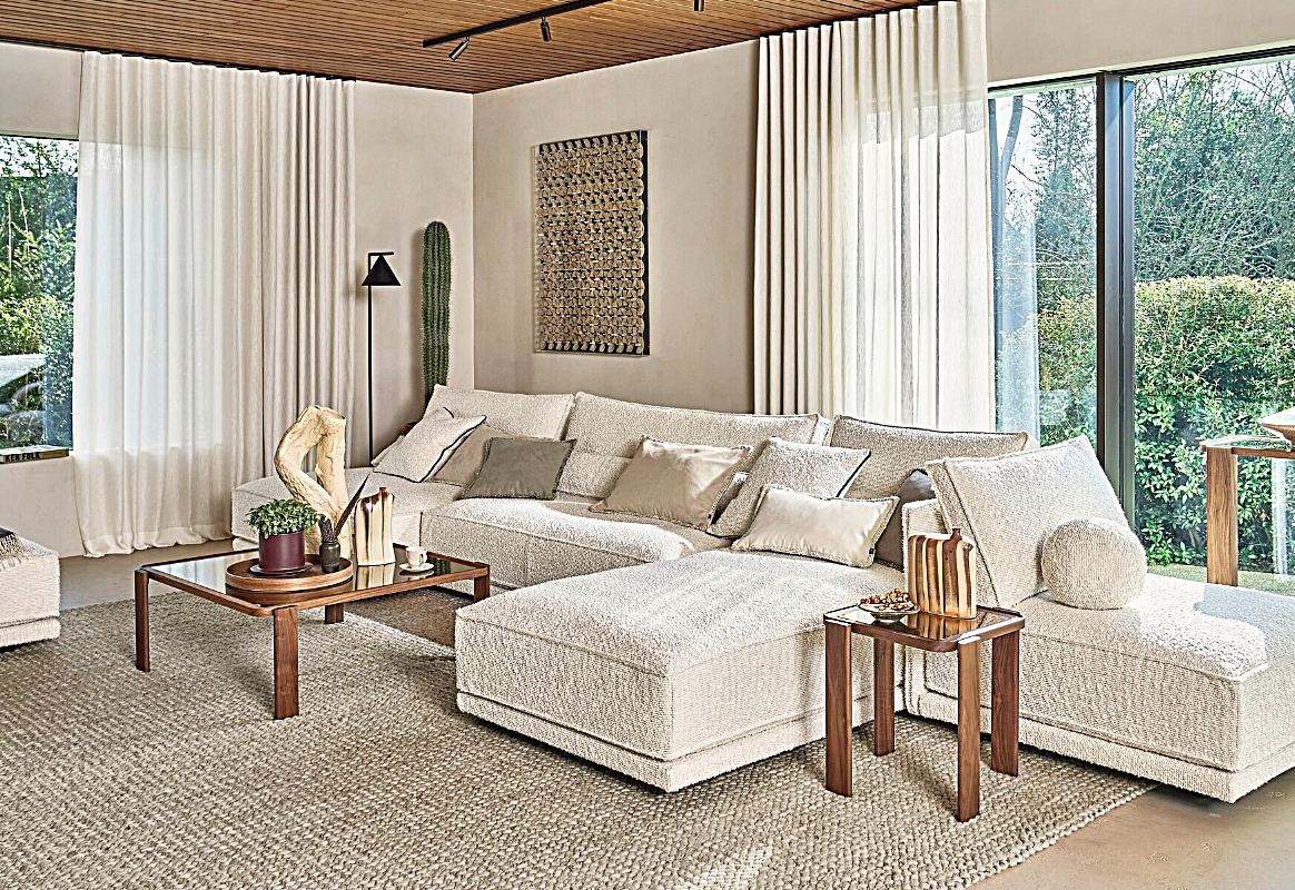 Wohnraum mit Sofa und Vorhängen